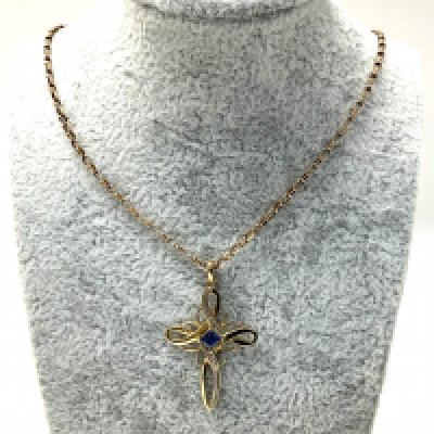 A 9ct gold and Tanzanite cruciform pendant and chain, 4.9g. (A)