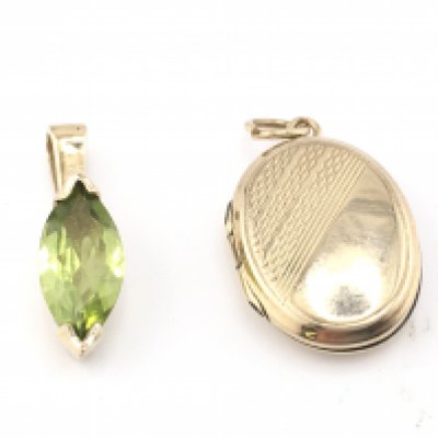 A 9ct gold pendant set with green stone and a 9ct back and front locket. Postage A NO RESERVE
