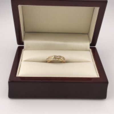 An 18ct diamond set crossover ring. Approx weight 2.68 grams, approx size G1/2.