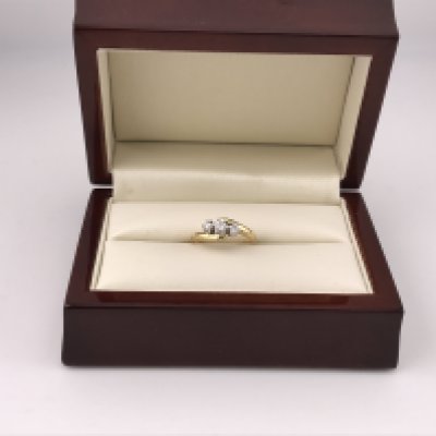 An 18ct three stone diamond ring. Approx weight 3.1 grams, approx size I 1/2.