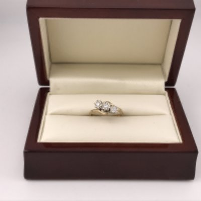 An 18ct yellow gold diamond ring, approx 0.25cts. Approx weight 2.09grams, approx size P.