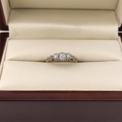 An 18ct three stone old cut diamond ring. Approx 2.2 grams. Size J.
