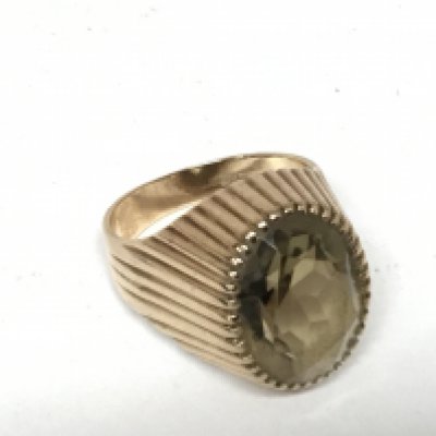 A 9carat gold ring set with a good sized pale Citroen weight 9.7g