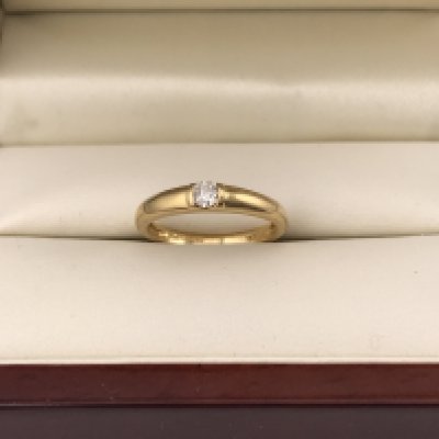 An 18ct gold diamond set solitaire ring. Approx weight 2.6 grams, approx size M.