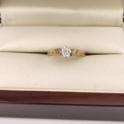An 18ct gold diamond set solitaire ring. Approx size N, approx weight 2.8 grams.