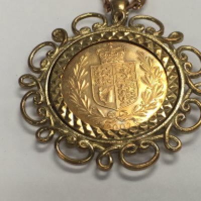 A 2002 full sovereign in mount with a 9ct rose gold chain. 18.64g Postage B