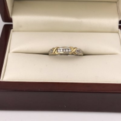 An 18ct gold two tone diamond row set ring. Approx 3.14 grams, approx size P.