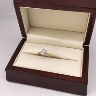 An 18ct gold diamond cluster ring. Approx weight 2.41 grams , approx size P.