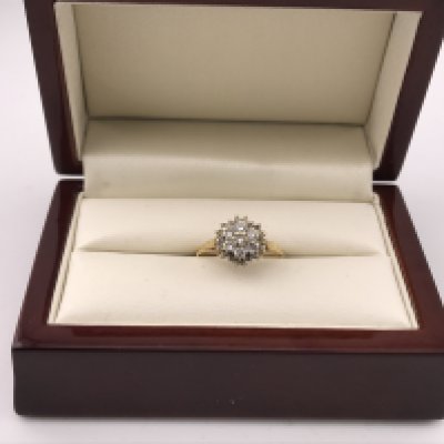 An 18ct diamond set cluster ring. Approx weight 2.52 grams, approx size O.