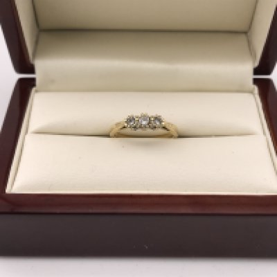 An 18ct gold 3 stone diamond ring. approx weight 3.04 grams, approx size L.