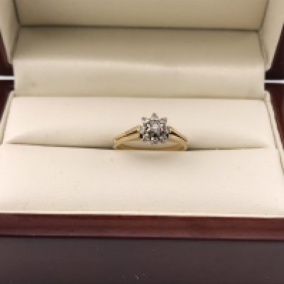 An 18ct small diamond cluster ring. Approx size K, approx weight 3 grams.