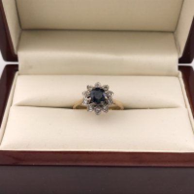 An 18ct diamond and sapphire cluster ring. Approx weight 4.07 grams, approx size N.