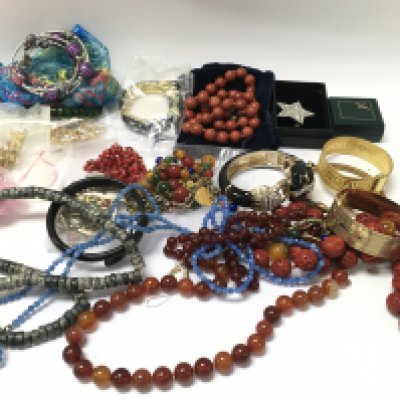 A bag of mixed costume jewellery. Postage category B
