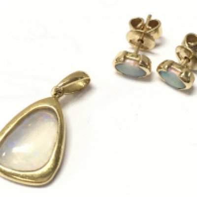 An 18ct Opal pendant and a pair of 18ct stud earrings. 4.1g total weight. Postage category A