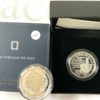 2017 United Kingdom &pound;5 silver Piedfort proof coin, together with QEII 1990 commemorative coin. (A)