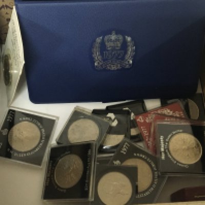 WITHDRAWN - A box containing commemorative crowns and boxed Decimal sets and other coins. NO RESERVE