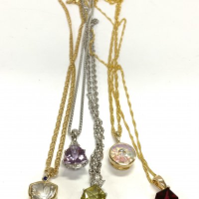 5 9ct gold and stone set pendants and chains. Total weight. 32.5g