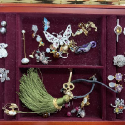 A jewellery box and mixed jewellery contents. (B)