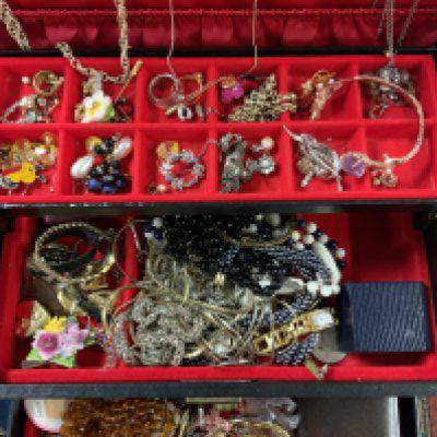 A jewel box and costume Jewellery contents (B)