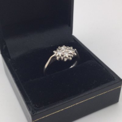 An 18ct white gold diamond cluster ring. Approx weight 2 grams, approx size N.