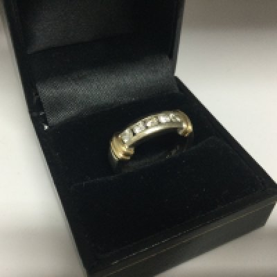 A 14ct white gold diamond row set ring. Approx weight 6.14 grams, approx size L.