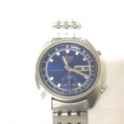 A Gents Vintage Seiko Chronograph Automatic day date. With a blue dial serial number 005526 for spare or repair.