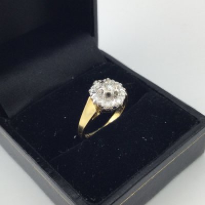 An 18ct gold diamond cluster ring. Approx weight 3.6 grams, approx size G.