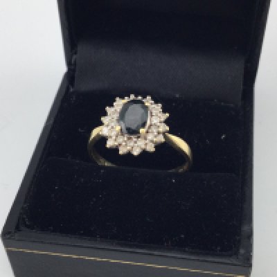 An 18ct gold cluster ring. Approx weight 4.1 grams
