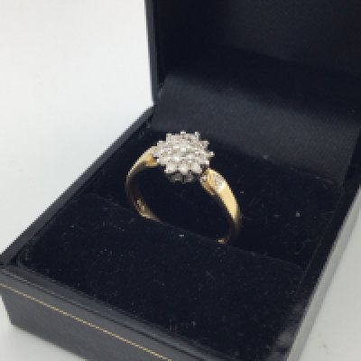 An 18ct diamond cluster ring. Approx weight 3.3 grams, size O.