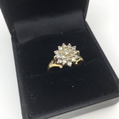 A yellow metal cluster ring. Approx weight 3.4 grams, size L.