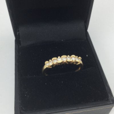 An 18ct gold diamond rub set ring. Approx weight 3.00 grams, size Q.