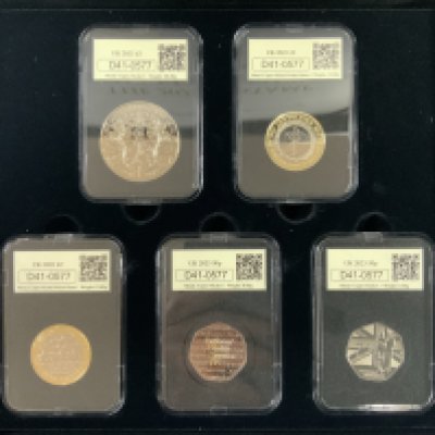 A collection of British commemorative coin sets. (B)