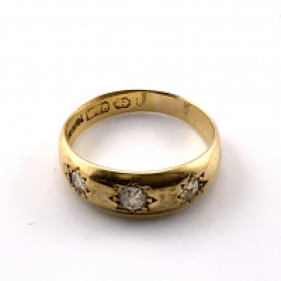 An Edwardian 18ct yellow gold and 3 stone diamond gypsy style ring. Size M. 3.53g (A).