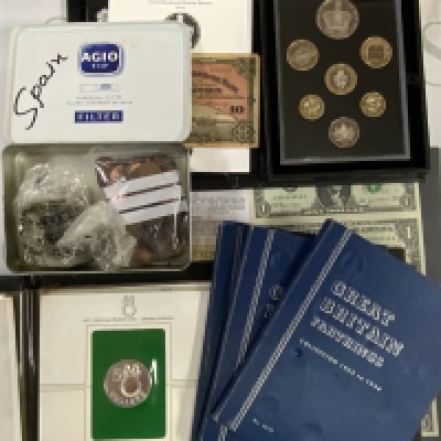 A mixed collection of banknotes and coinage etc. (B)