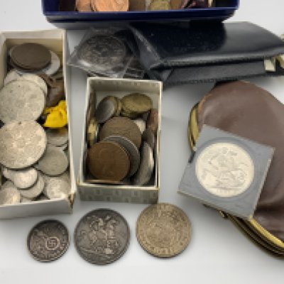 A large collection of varied world coinage. (B)