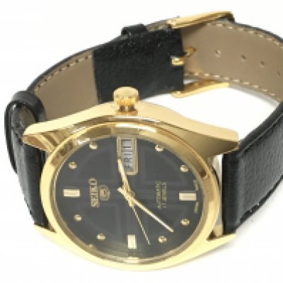 A mens automatic Seiko 5 automatic day date watch. Refurbished having had replacement face and glass. Skeleton back. Face states 17 jewels but the movement is 21 jewels. Seen working. Postage category A