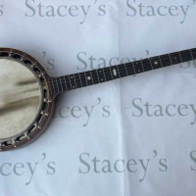 A 1930's Windsor Popular Model 5 6 string banjo. In good overall condition and with playwear consistent with age and use. Comes with its original fitted faux croc skin case. <a href="https://www.the-saleroom.com/en-gb/auction-catalogues/staceys-auctioneers-and-valuers/catalogue-id-srsta10351/lot-01451ea8-e3e1-4ec4-9c15-b24101152ba0"> Click Here to Register to bid </a>