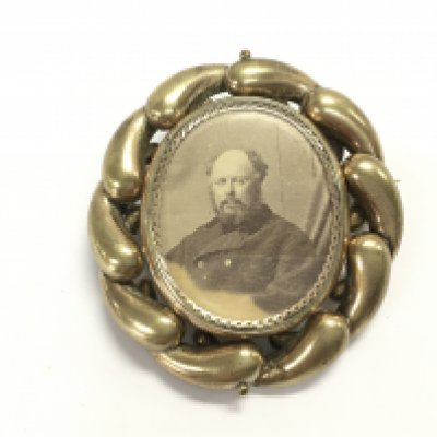 A late Victorian double sided portrait brooch. Postage B