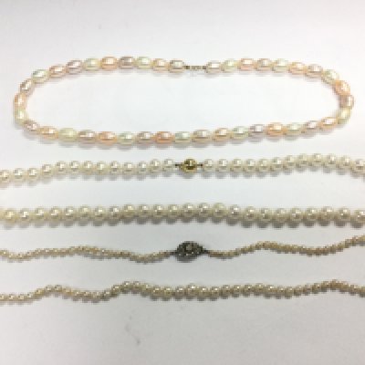 Three pearl necklaces, one with a 9ct gold clasp. Shipping category A. NO RESERVE