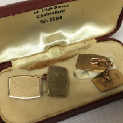 A pair of 9carat gold gents cufflinks weight 6.5g in a fitted box.
