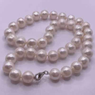 18&rdquo; white cultured Pearl necklace with a silver clasp. Postage category A.