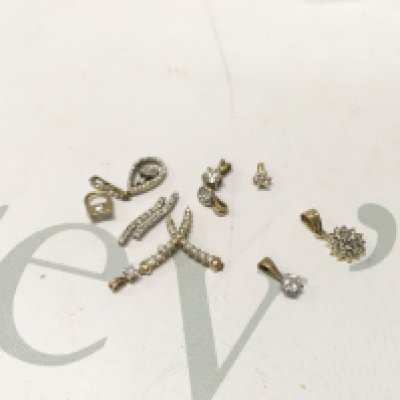 An assortment of stone set pendants. Approx weight 8.7 grams.