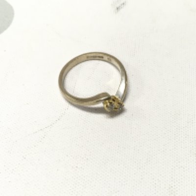 An 18ct gold two tone diamond set ring. Approx weight 3.3grams, Approx size M 1/2.