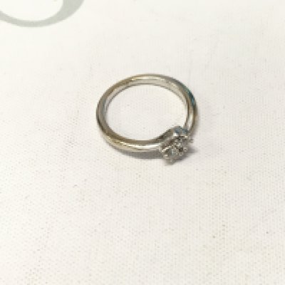 An 18ct white gold diamond set crossover ring. Approx size L, Approx weight 3.1 grams.