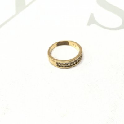 An 18ct gold stone set band. Approx weight 3.4 grams, Approx size J.