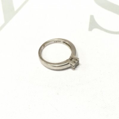 An 18ct white gold 4x princess cut diamond solitaire ring. Approx size H 1/2, Approx weight 2.8 grams.