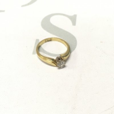 An 18ct gold solitaire ring. Approx weight 3.4 grams, Approx size K.