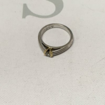 An 18ct gold two tone tension set solitaire ring. Approx weight 4.3 grams, Approx size J.