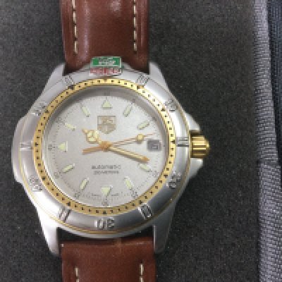 A Tag Heuer automatic 200m gent's watch with a leather strap. Seen working. Shipping category D.