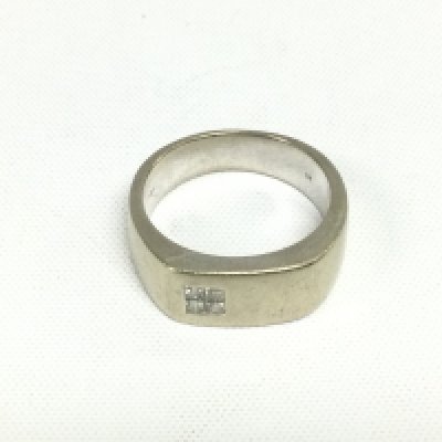 A 9ct white gold princess cut diamond ring, approx 8g and approx size T. Shipping category A.